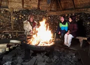 Am Feuer: Eine mystische Zeremonie eines finnischen Schamanen soll Daniel und Aurora helfen, die Nordlichter zu sehen.