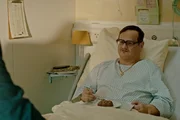 Tschugger Staffel 4, Folge 2: Oliver Imboden als Fricker ist schon wieder im Spital.