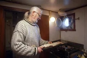 Zu Tisch Lofoten &ndash; Norwegen Jan-Ivar Pettersen kocht in der Schiffskomb&uuml;se das Abendessen.