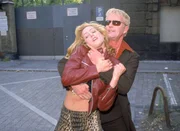 Der Bordellinhaber Fuhrmann (Michael Schiller) versucht mit Gewalt von Ulrike Baaske (Astrid Posner) zu erfahren, wo sich das Geld aus der Schleusert&auml;tigkeit befindet.