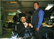 Kriminalhauptkommissar Stefan Kehler (Wolfgang Bathke, re.) befragt den Vater (Yalcin G&uuml;zelce als Adran Yanbak) der ermordeten T&uuml;rkin nach den Familienverh&auml;ltnissen. Er gibt zu, da&szlig; er die Beziehung seiner Tochter zu dem jungen Deutschen f&uuml;r eine unverzeihliche Schande hielt.