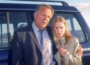 Kriminalhauptkommissar Kehler (Wolfgang Bathke) k&uuml;mmert sich um Saskia (Theresa Scholze), die nach der Amokgefahr mit Eddi ausser Gefahr ist.