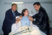 Die Kommissare Kehler (Wolfgang Bathke, li.) und Bonhoff (Wolfgang Krewe) k&ouml;nnen Eddis Ehefrau Carmen (Julia Heinemann) nur mit M&uuml;he und Not beruhigen.