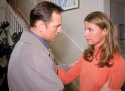 Sandra (Silvia Vas) versucht ihren Ex-Mann Thomas (Frank Behnke) den Zutritt zu ihrem Haus zu verwehren. Sie will nicht, dass er den gemeinsamen Sohn besucht.