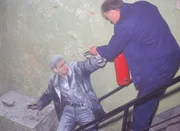 Der entflohene H&auml;ftling Horst Troller (Torsten Hammann, re.) kann Kommissar Bonhoff (Wolfgang Krewe) ausser Gefecht setzen...