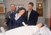 In einem Wettlauf gegen die Zeit ist es Kehler (Wolfgang Bathke, li.) und Bonhoff (Wolfgang Krewe) gelungen, Olivia Beck (Janina Flieger, lieg.) zu retten. Die Kommissare m&uuml;ssen die Mutter, Britta Beck (Ragna Pitoll) beruhigen.