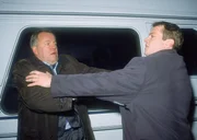 Feldmann (Oliver Reinhard, re.), der Ehemann der Entf&uuml;hrten, versucht die Absperrung der Polizei zu durchbrechen um zu seiner Frau zu kommen. Kommissar Kehler (Wolfgang Bathke) gelingt es nicht ihn aufzuhalten...