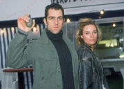 Peck (Gabriel Merz) droht sich und sein Entf&uuml;hrungsopfer Eva Feldmann (Loretta Pflaum) mit einer Handgranate in die Luft zu jagen, falls die Polizei eingreifen wird...