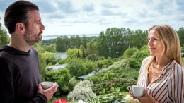 Windpocken! Nora (Tanja Wedhorn) muss ihren Praxiskollegen Dr. Stresow (Benjamin Gr&uuml;ter) krankheitsbedingt vertreten.