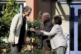 Hubert (Joost Siedhoff, M.) geht mit Pflegerin Anna (Swetlana Sch&ouml;nfeld, r.) im Park spazieren, als &uuml;berraschend Stefan (Walter Sittler, l.) zu Besuch kommt. Doch beide sind in ein angeregtes Gespr&auml;ch vertieft, sie lachen und gestikulieren. Aber Stefan m&ouml;chte etwas Wichtiges mit Hubert bereden ...