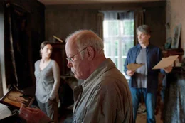 Ines (Claudia Michelsen, l.) und Stefan (Walter Sittler, r.) tasten sich durch die zerst&ouml;rten Wohnr&auml;ume und suchen nach Gegenst&auml;nden, die der Brand nicht ruiniert hat. Hubert (Joost Siedhoff, M.) steht im Eingang, gel&auml;hmt vor Schmerz und Scham.