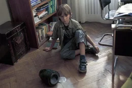 Timmy (Max Schmuckert) hat zu kr&auml;ftig an der Urne gezogen. Mit einem pl&ouml;tzlichen Plopp fliegt der Deckel ab - und die Asche auf den Boden. Da kommt Stefan herein ...