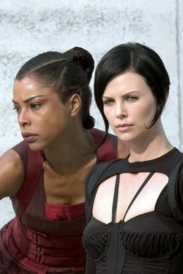 Machen sich gemeinsam auf, den Herrscher Trevor Goodchild das F&uuml;rchten zu lehren. Doch dann m&uuml;ssen Aeon Flux (Charlize Theron, r.) und Sithandra (Sophie Okonedo, l.) erkennen, dass in ihrer Welt nichts so ist, wie es scheint ...