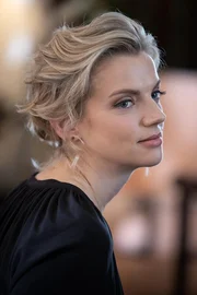 Sylvie Brett (Kara Killmer)