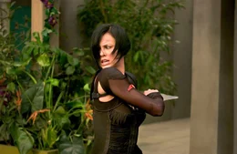 Je n&auml;her Aeon Flux (Charlize Theron) ihrem Opfer kommt, desto n&auml;her kommt sie auch der Wahrheit, die sich hinter der perfekten L&uuml;ge eines perfekten Lebens versteckt. Eine Wahrheit, die alles auf den Kopf stellt, was sie zu wissen glaubte ...