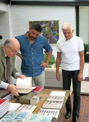 S&uuml;kr&uuml; Pehlivan (2.v.li.) und Hinrich (re.) beim M&uuml;nzen-H&auml;ndler