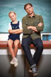 Stefan Vollmer (Hendrik Duryn) und seine Tochter Frida (Leni S&auml;ugling)