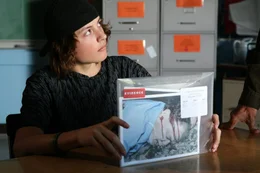 Nach au&sect;en hin unbeeindruckt reagiert Alex (Gabe Nevins) auf das erste Verhsr mit einem Polizisten und die Konfrontation mit den Konsequenzen seiner Tat. Honorarfrei - nur fYr diese Sendung bei Nennung ZDF und Scott Patrick Green