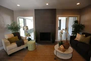 Der Kaminbereich ist kaum wiederzuerkennen: Der Kamin wird nun von zwei gro&szlig;en Fenstern eingerahmt, die dem Wohnbereich viel Licht spenden. Trotzdem l&auml;dt das Zimmer zu gem&uuml;tlichen Abenden vor dem Kamin ein. Ob das auch die potenziellen K&auml;ufer so sehen?