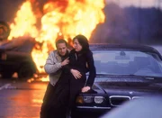 Erst in letzter Sekunde gelingt es Semir (Erdogan Atalay), seine Chefin (Charlotte Schwab) zu befreien und vor der Explosion in Sicherheit zu bringen...