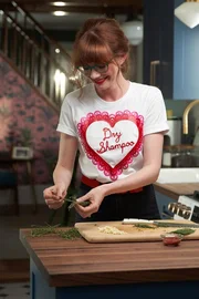 Mary bereitet ihr Gericht vor.