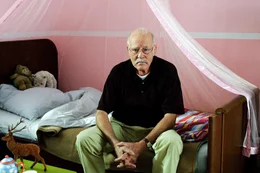 Hubert (Joost Siedhoff) hat aus Versehen einen Brand entfacht, der sein Haus unbewohnbar macht, und wohnt nun &uuml;bergangsweise bei den Herrlichs. Nach dem ersten Schock sitzt er nachdenklich und m&uuml;de auf der Bettkante in Lenis rosa Prinzessinnen-Zimmer ...