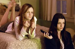 L-R: Katie (Amber Tamblyn), Becca (Rachael Bella)