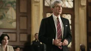 Staatsanwalt Jack McCoy (Sam Waterston) befürchtet, dass der Angeklagte einen Freispruch aus Mitleid erlangt, da er unter Parkinson leidet und die Verhandlung mit seinem Auftreten durcheinander bringt. Dabei hatte Yates gleich zwei Motive, Judith Barlow zum Schweigen zu bringen... (li. Alana De La Garza) Staatsanwalt Jack McCoy (Sam Waterston) befürchtet, dass der Angeklagte einen Freispruch aus Mitleid erlangt, da er unter Parkinson leidet und die Verhandlung mit seinem Auftreten durcheinander bringt. Dabei hatte Yates gleich zwei Motive, Judith Barlow zum Schweigen zu bringen... (li. Alana De La Garza)