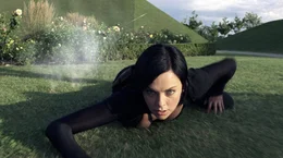 Um ihre Mission zu erf&uuml;llen, muss Aeon (Charlize Theron) einen gef&auml;hrlichen Grenzgarten voller autonomer Verteidigungssysteme durchqueren.