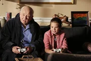 Während der Ermittlungen in einem neuen Fall muss sich Hotch auch mit familiären Dingen auseinandersetzen: Roy (Edward Asner, l.) und Jack (Cade Owens, r.) ... Während der Ermittlungen in einem neuen Fall muss sich Hotch auch mit familiären Dingen auseinandersetzen: Roy (Edward Asner, l.) und Jack (Cade Owens, r.) ...