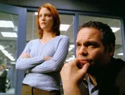 Ein Mann ist brutal ermordet worden. Detective Robert Goren und Detective G. Lynn Bishop vermuten den Täter innerhalb der Familie. Ein Mann ist brutal ermordet worden. Detective Robert Goren und Detective G. Lynn Bishop vermuten den Täter innerhalb der Familie.