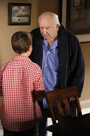 CRIMINAL MINDS - "A Place at the Table" - A Maryland family are found murdered at their dinner table. The team tracks down other family members and friends to uncover secrets that may have led to the killings. Meanwhile, Hotch tries to make peace with his father-in-law after learning he's been diagnosed with Alzheimer's, on "Criminal Minds" airing on TUESDAY, APRIL 15 (10:00-11:00 p.m.), on CBS. (ABC Studios/Robert Voets)EDWARD ASNER CRIMINALMINDS_Y10_D1020-F230_139025_0215