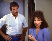 Magnum (Tom Selleck) versucht die russische Sportlerin Nina (Susan Heldfond) aus ihrem Trainingscamp auf Hawaii zu schleusen. Magnum (Tom Selleck) versucht die russische Sportlerin Nina (Susan Heldfond) aus ihrem Trainingscamp auf Hawaii zu schleusen.