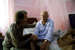 Das Chaos und die schlechte Laune im Hause Herrlich werden immer unertr&auml;glicher. Stefan (Walter Sittler, l.) wei&szlig; nicht, was er mit seinem Vater, dem alten st&ouml;rrischen Hubert (Joost Siedhoff, r.), machen soll.