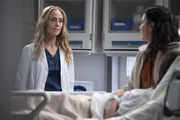Grey's Anatomy Staffel 21 Folge 18 Mit ihrer Weisheit am Ende: Kim Raver als Dr. Teddy Altman, Jacqueline Mazarella als Sarah