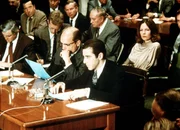Der Pate - Teil II Im Gerichtssaal: Vorne: Robert Duvall als Tom Hagen (2.v.r.), Al Pacino als Don Michael Corleone (r.), hinten: Diane Keaton als Kay Corleone (r.)