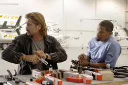 Als Drogenkuriere getarnt verschaffen sich "Sonny" Crockett (Colin Farrell, l.) und Ricardo Tubbs (Jamie Foxx, r.) Zugang in das Kartell des kolumbianischen Drogenbosses Montoya ...
