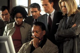 Geschickt verwickelt der Gangster Cross (Morgan Freeman, vorne) die Agentin Jezzie Flannigan (Monica Potter, r.) und Ollie McArthur (Dylan Baker, 2.v.r.) in ein verwirrendes Katz- und Mausspiel. Endlich gelingt es ihnen, die ersten mageren Hinweise zu entschl&uuml;sseln ...