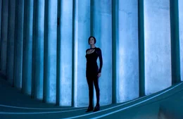 Als ihre Familie brutal ermordet wird, schw&ouml;rt Aeon Flux (Charlize Theron) Rache. Sie wird die Eliteagentin der Rebellion und die t&ouml;dlichste Waffe der Regimefeinde. Da erh&auml;lt sie den Auftrag, auf den sie ihr ganzes Leben gewartet hat - die Ermordung des Diktators!
