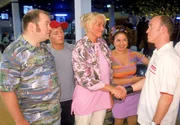 Bernie (Georg Alfred Wittner, l.), Philip (Dustin Semmelrogge, 2.v.l.), Rita (Gaby K&ouml;ster, M.) und Gisi (Franziska Traub, 2.v.r.) werden vom Kapit&auml;n des Crownmarkt-Bowling-Teams Gerd (Peter Nottmeier, r.) begr&uuml;&szlig;t.