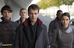 Niemand ahnt in Bregna, dass Trevor eigentlich nur das Wohl der B&uuml;rger am Herzen liegt, w&auml;hrend sein Bruder Oren Goodchild (Johnny Lee Miller, M.) alles tut, um endlich an die Macht zu kommen ...