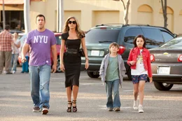 Erst sp&auml;t geht Danny (Adam Sandler, l.) auf, dass es nicht einfach ist, eine Familie mit Ehefrau (Jennifer Aniston, 2.v.l.) und Kindern (Bailee Madison, r., Griffin Gluck, 2.v.r.) in eine reine L&uuml;gengeschichte erfolgreich einzubringen ...