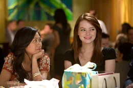 L-R: Liz (Liza Lapira), Hannah (Emma Stone).