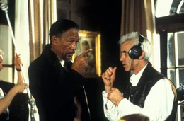 Regisseur Lee Tamahori (r.) mit seinem Hauptdarsteller Morgan Freeman (l.) im Gespr&auml;ch ...