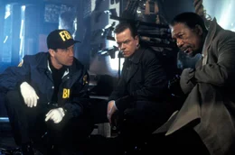 Innerhalb kurzer Zeit wird Ollie McArthur (Dylan Baker, M.) und Dr. Alex Cross (Morgan Freeman, r.) klar, dass die Entf&uuml;hrung der Sch&uuml;lerin mit den Serienmorden in Verbindung steht ...