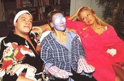 Tim (Oliver Reinhard, l.) und Elke (Jenny Elvers, r.) haben Nikola (Mariele Millowitsch) zur Entspannung eine Sch&ouml;nheitsmaske verpasst.