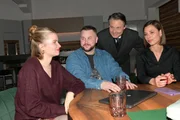 Gerner (Wolfgang Bahro, 2.v.r.) will sich wieder voll auf die Familie konzentrieren. Links Johanna (Charlott Reschke) und Jonas (Felix van Deventer), rechts Matilda (Anna-Katharina Fecher).
