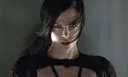 Will sich f&uuml;r die brutale Ermordung ihrer Familie r&auml;chen: Topagentin Aeon Flux (Charlize Theron) macht sich auf, den Diktator des St&auml;dtchens zu t&ouml;ten...