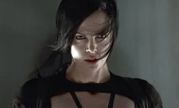 Will sich f&uuml;r die brutale Ermordung ihrer Familie r&auml;chen: Topagentin Aeon Flux (Charlize Theron) macht sich auf, den Diktator des St&auml;dtchens zu t&ouml;ten...