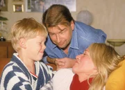 Auch wenn die Frau vom Jugendamt es nicht glauben will: Die Kruses (v.li.: Marius Theobald, Frank Vockroth, Gaby K&ouml;ster) sind eine gl&uuml;ckliche Familie!